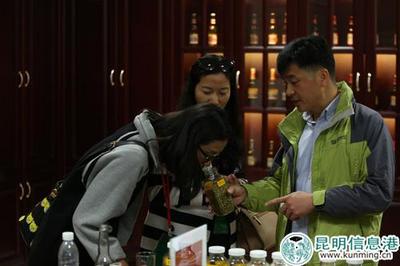 百威啤酒昆明工厂举行首届届媒体开放日 体验246道工序的啤酒